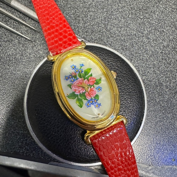 Vintage Flowers on Valentines by Avon Gold Tone Watch with a Rose Bouquet - Picture 8 of 9